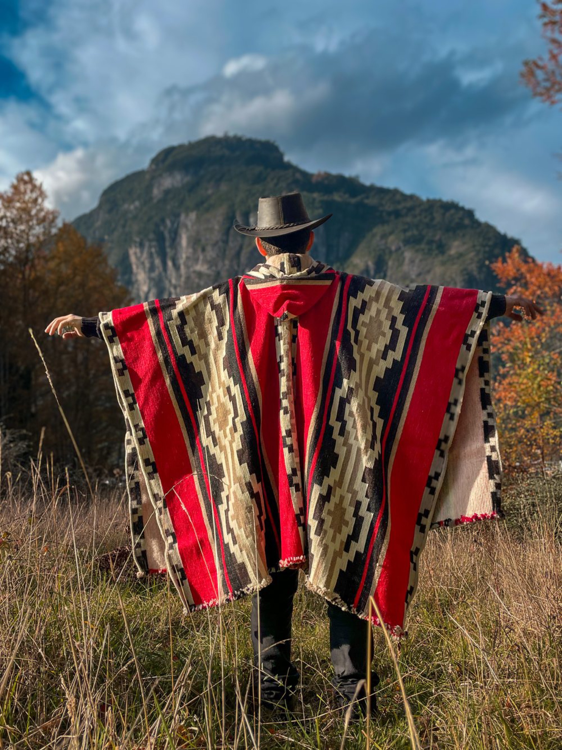 Poncho de lana frente al cerro, en Llifén