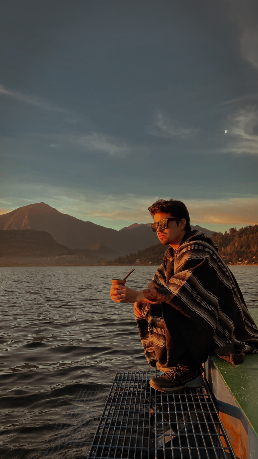 Poncho de lana junto al lago al atardecer