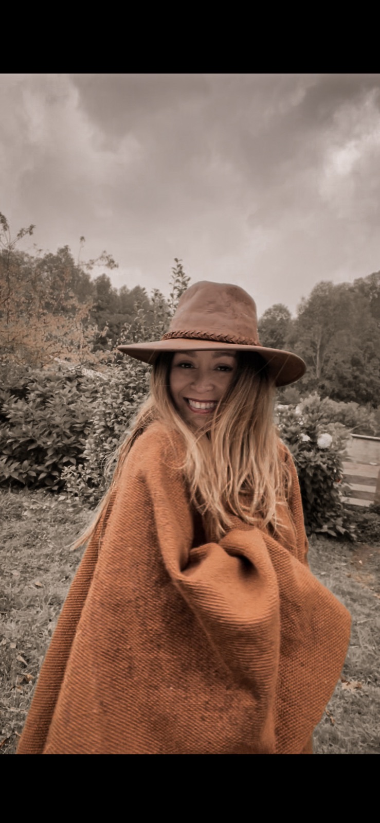 Poncho color tierra en el campo