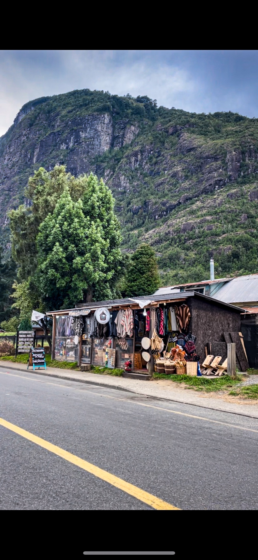 La tienda de Entre 2 Tierras a la orilla del camino, en Llifén